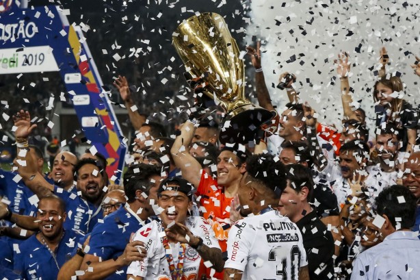 Cássio e jogadores erguendo a taça de campeão paulista 2019