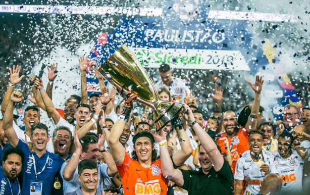 Cássio erguendo a taça de Campeão Paulista 2019, em cima do São Paulo