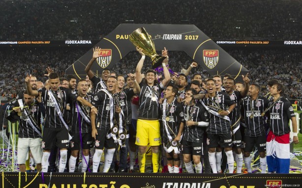 Cássio ergueu a taça do paulista 2017