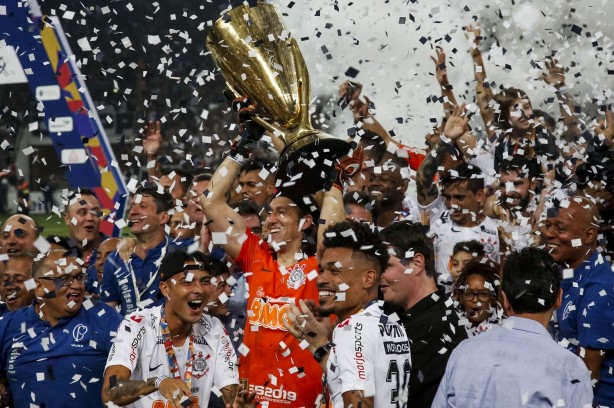 Cássio ergueu o troféu de Campeão Paulista 2019
