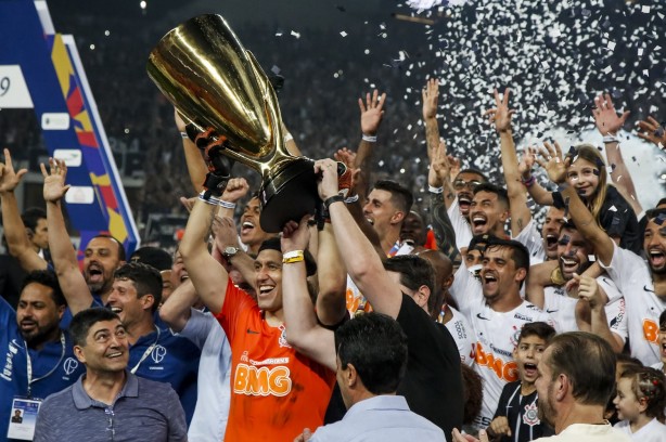 Cássio levanta o troféu de Campeão Paulista 2019
