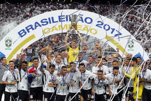 Cássio levantou a taça de hepta campeão brasileiro