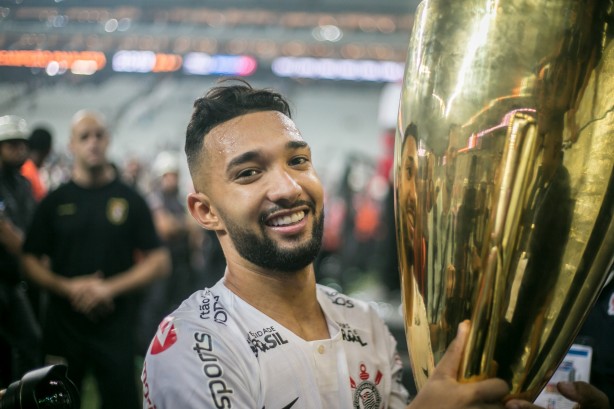 Clayson exibe a taça de Campeão Paulista 2019