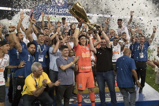 Corinthians levanta a taça de Campeão Paulista, na Arena, em cima do São Paulo