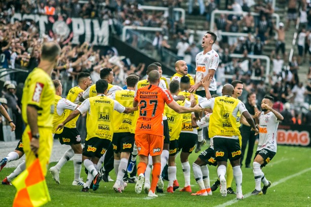 Danilo Avelar comemora seu gol contra o São Paulo com todo o elenco do Corinthians