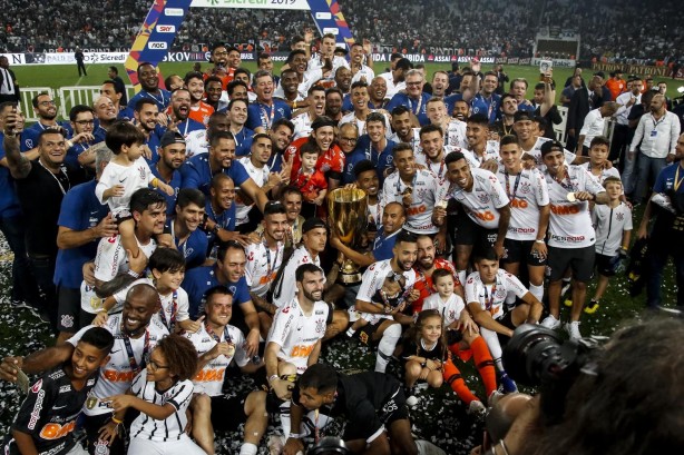 Elenco corinthiano com a taça de Campeão Paulista 2019