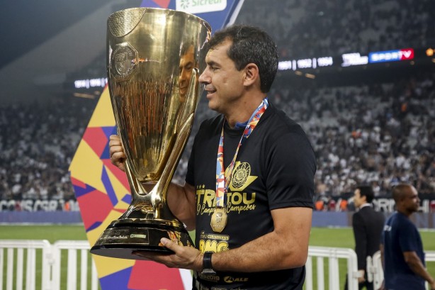 Fábio Carille e a taça de Campeão Paulista 2019
