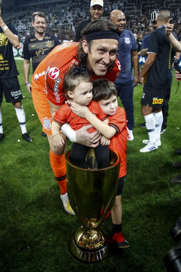 Fagner e seus filhos com a taça de Campeão Paulista 2019