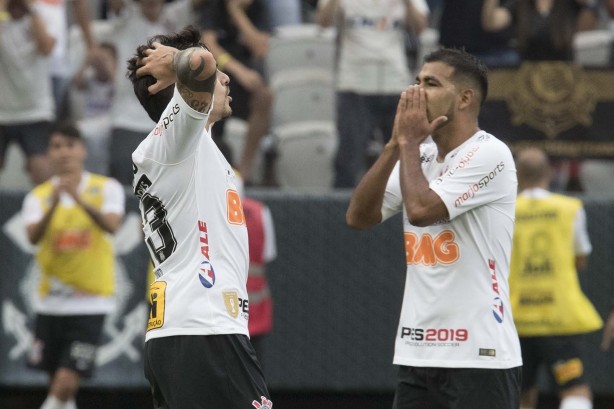 Fagner e Sornoza durante jogo contra o São Paulo, pela final do Campeonato Paulista 2019