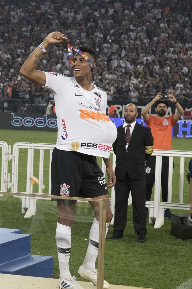 Gustavo comemora o título de Campeão Paulista, na Arena Corinthians