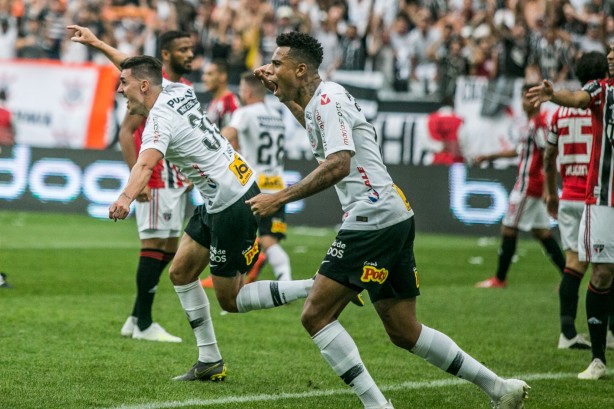 Gustavo e Avelar comemorando o gol do lateral contra o São Paulo, na Arena Corinthians