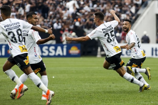 Jogadores do Corinthians comemoram o gol de Avelar contra o São Paulo