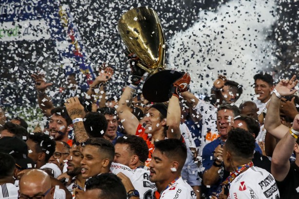 Jogadores do Corinthians erguem a taça de campeão paulista 2019