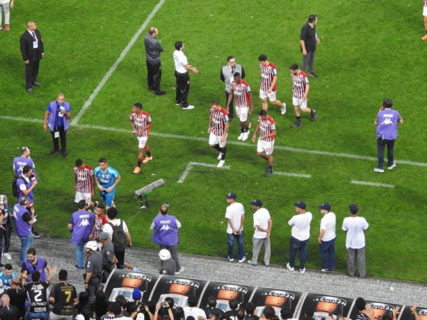 Jogadores do São Paulo voltando para o vestiário com medalhas nas mãos