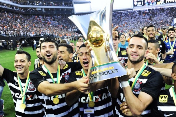 Jogadores exibem taça do Brasileiro 2015