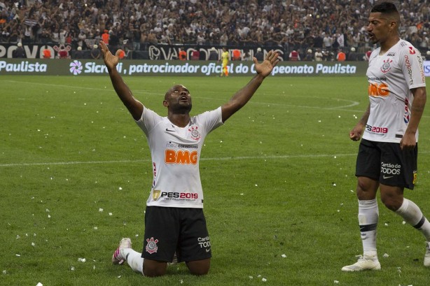 Love e Ralf comemoram a vitória sobre o São Paulo que deu o título de Campeão Paulista ao Timão