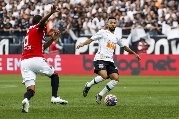 Meia Clayson em jogo contra o São Paulo, pelo Campeonato Paulista 2019