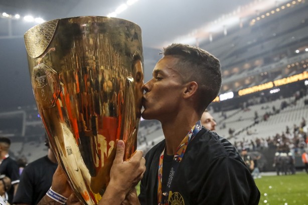 Pedrinho beija a taça de Campeão Paulista 2019