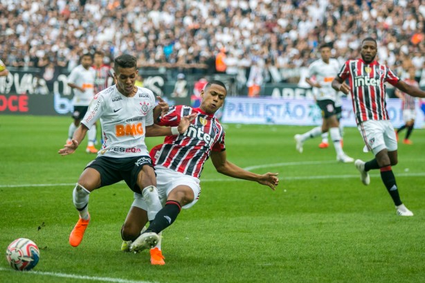 Pedrinho em jogada contra o São Paulo, pela final do Campeonato Paulista