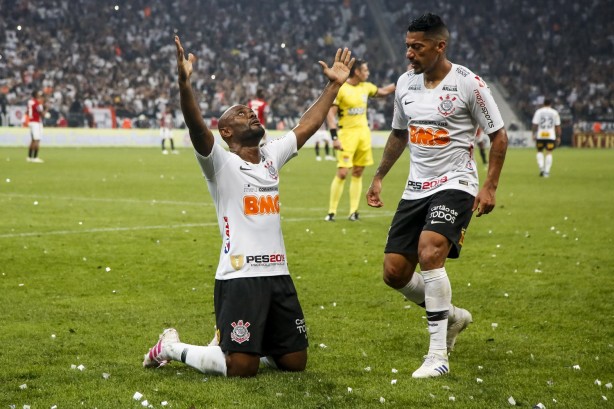Ralf e Love comemoram o gol do atacante que deu o título ao Corinthians