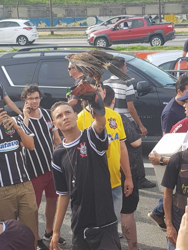 Torcedor do Corinthians com Gavião na entrada da Arena para a final contra o São Paulo