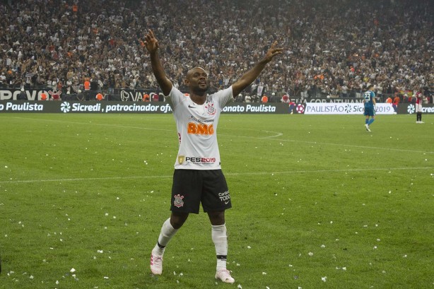 Vagner Love feliz com o título de Campeão Paulista 2019