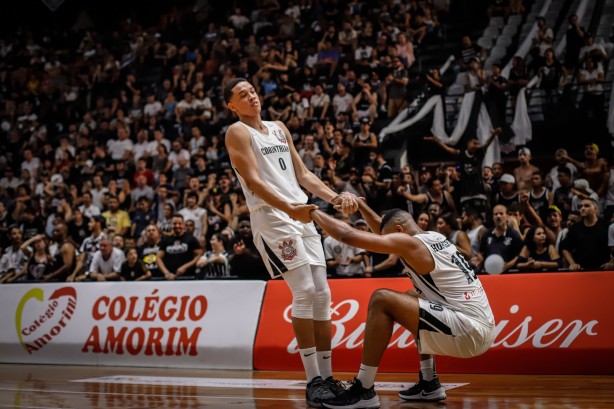 Douglas Santos e Humberto na derrota para o Flamengo, pelo NBB