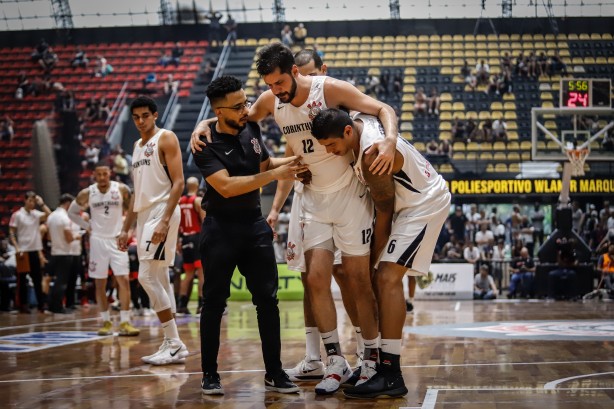 Giovannoni se machuca durante jogo contra o Flamengo, pelo NBB