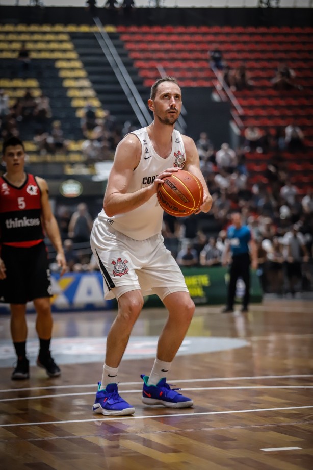 Teichmann se prepara para arremesso durante jogo contra o Flamengo