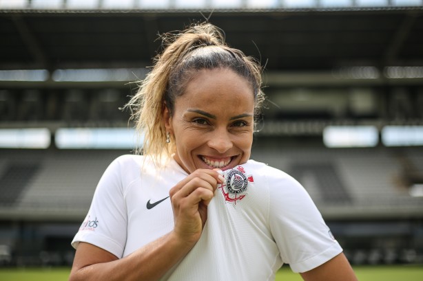 A zagueira da seleção Mônica Hickmann é contratada pelo Corinthians
