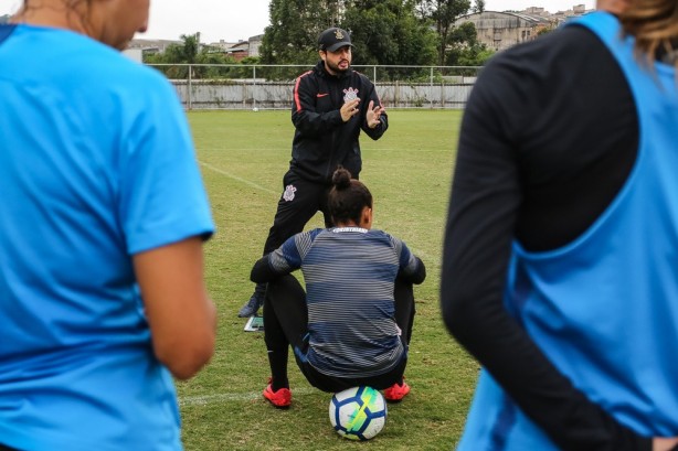 Arthur Elias fala com as meninas do futebol feminino do Corinthians durante treino no CT