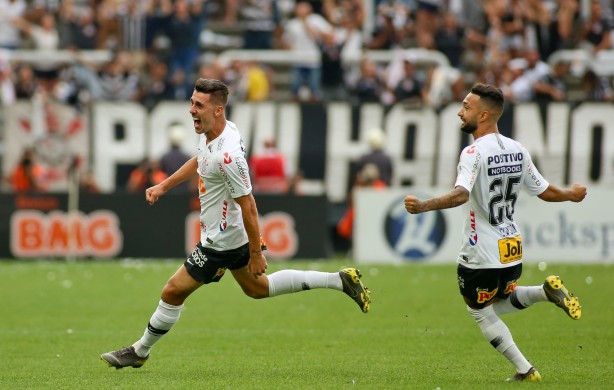 Avelar e Clayson na final contra o São Paulo