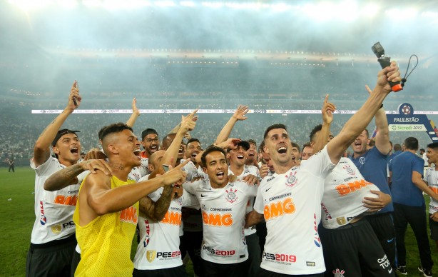 Avelar tirar selfie na final do Paulistão 2019