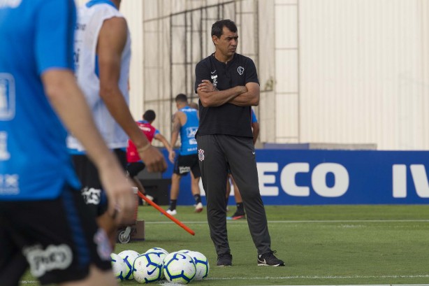 Carille no treino de reapresentação do Corinthians após conquista do Campeonato Paulista