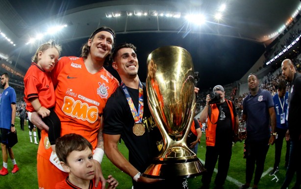 Cássio e Avelar com a taça de Campeao Paulista