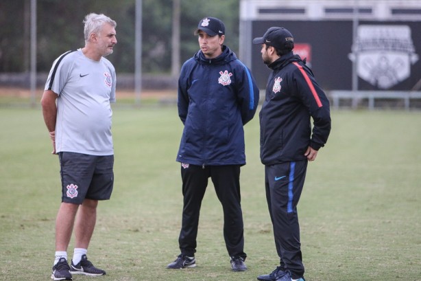Comissão técnica comanda treino do Corinthians Futebol Feminino no CT