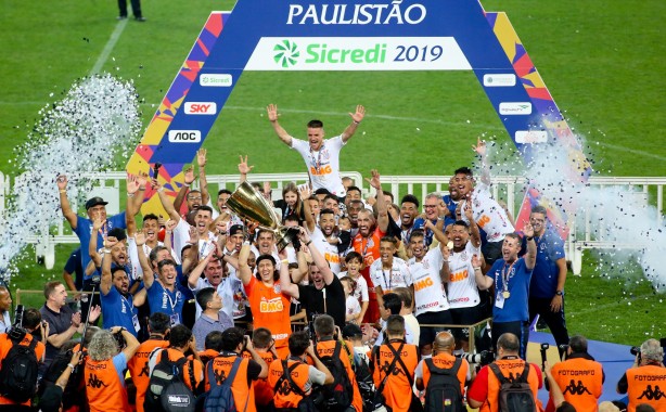 Corinthians levanta a taça de Campeão Paulsita 2019