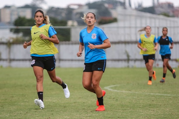 Gabi Nunes e Mônica Hickmann no treino do feminino no CT