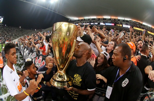 Love beija taça de Campeão Paulista 2019