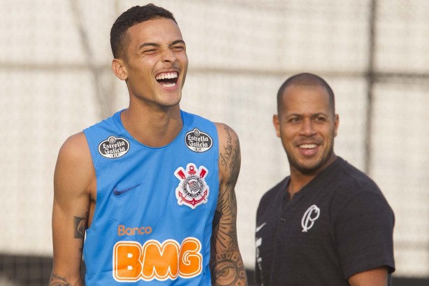 Meia Thiaguinho no CT Joaquim Grava durante treino de representação do Corinthians
