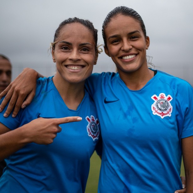 Mônica Hickmann e Gabi Nunes posam juntas durante treino no CT