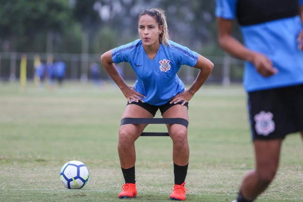 Mônica Hickmann já treina no CT com as meninas do Corinthians Futebol Feminino