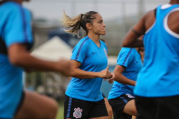 Nova zagueira Mônica Hickmann já treina no CT