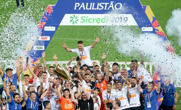 Ramiro e elenco reunidos com a taça de Campeão Paulista 2019