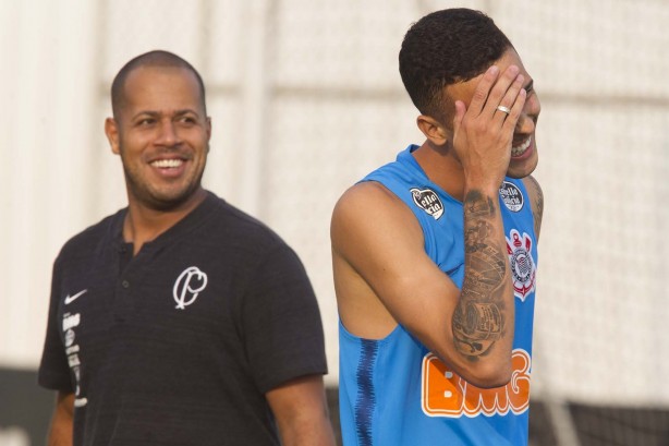 Thiaguinho no treino de reapresentação no CT Joaquim Grava