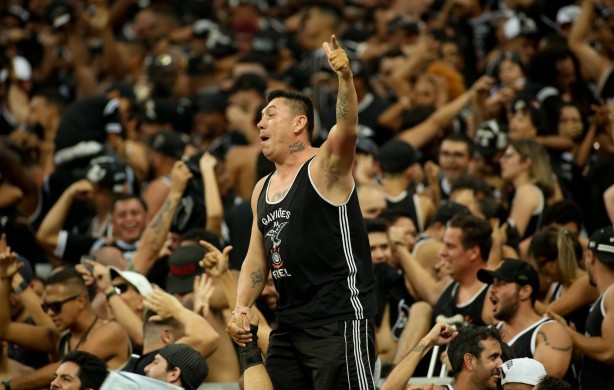 Torcedores corinthianos eufóricos com a conquista do Campeonato Paulista