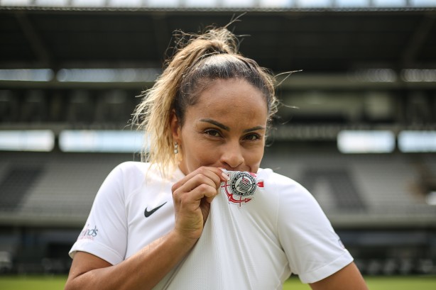 Zagueira Mônica Hickmann beija o escudo do Corinthians após assinar oficialmente com o clube