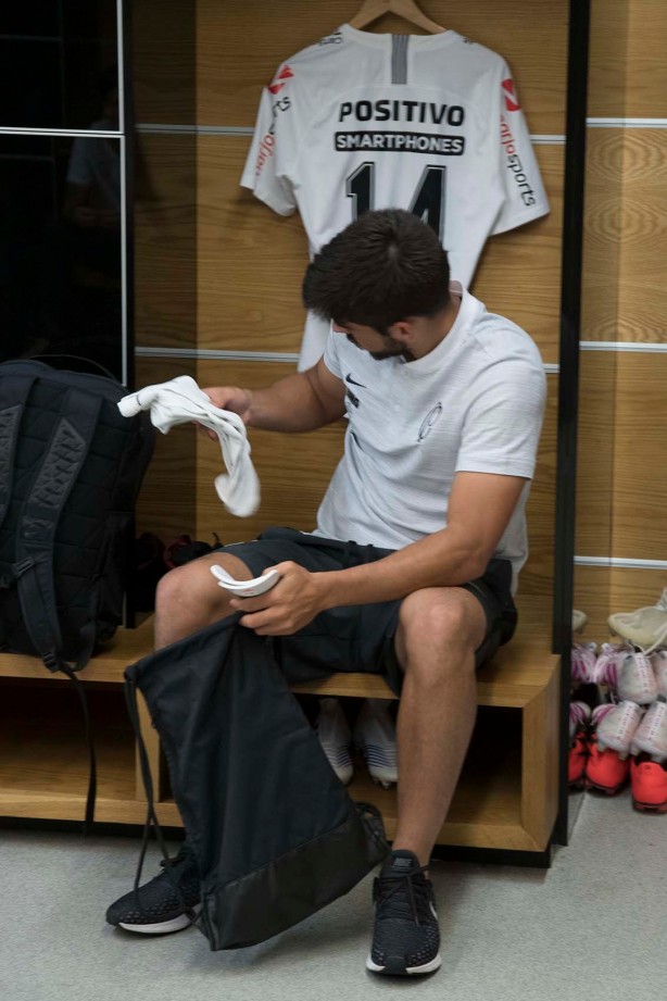 Bruno Méndez no vestiário da Arena Corinthians antes do jogo contra a Chapecoense