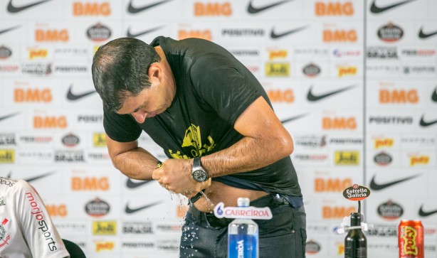 Carille leva banho durante coletiva sobre a conquista do Paulistão 2019