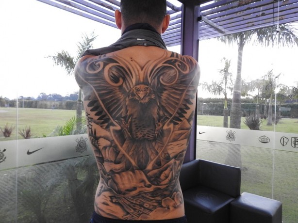 Gavião nas costas de Balbuena